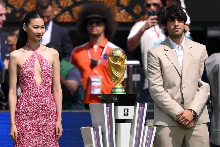 Alcaraz levou a ta&ccedil;a da Copa do Mundo ao campo de jogo &ndash;