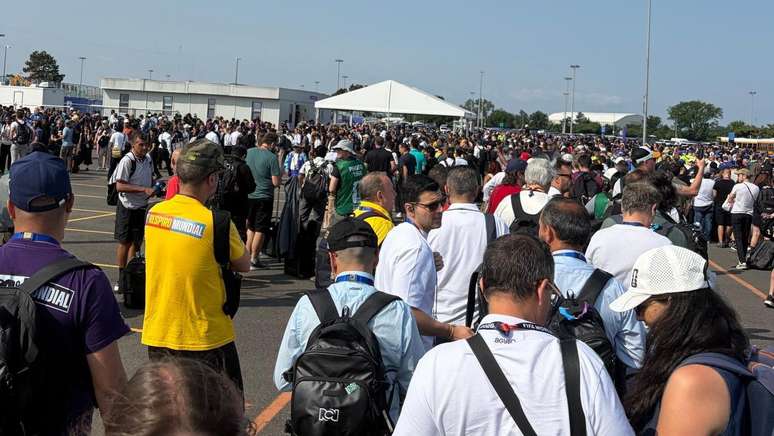 Havia longas filas no est&aacute;dio antes da abertura dos port&otilde;es ao p&uacute;blico