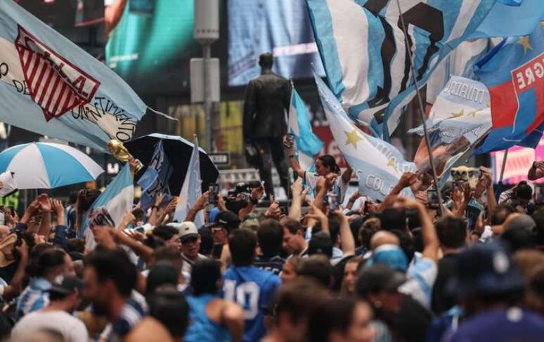 Torcedores argentinos fazem bandeira&ccedil;o na Times Square em Nova Iorque na v&eacute;spera do jogo da final da Copa do Mundo entre Argentina e Espanha.