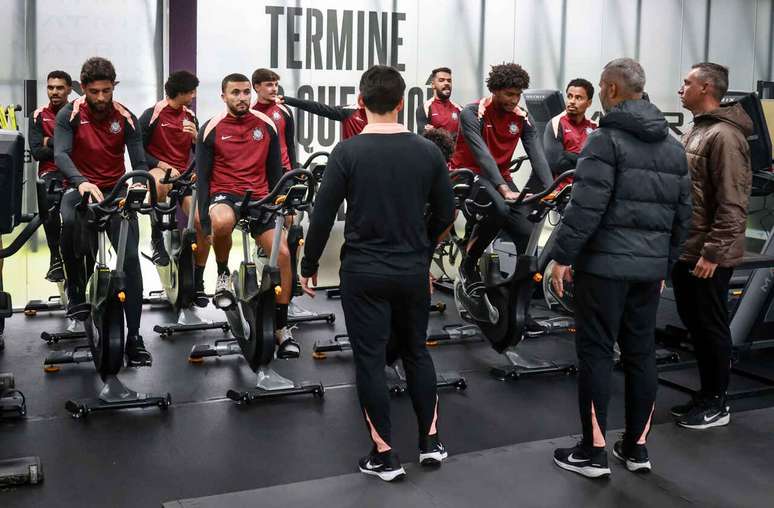 Elenco do Corinthians se prepara para volta do calend&aacute;rio do futebol brasileiro &ndash;