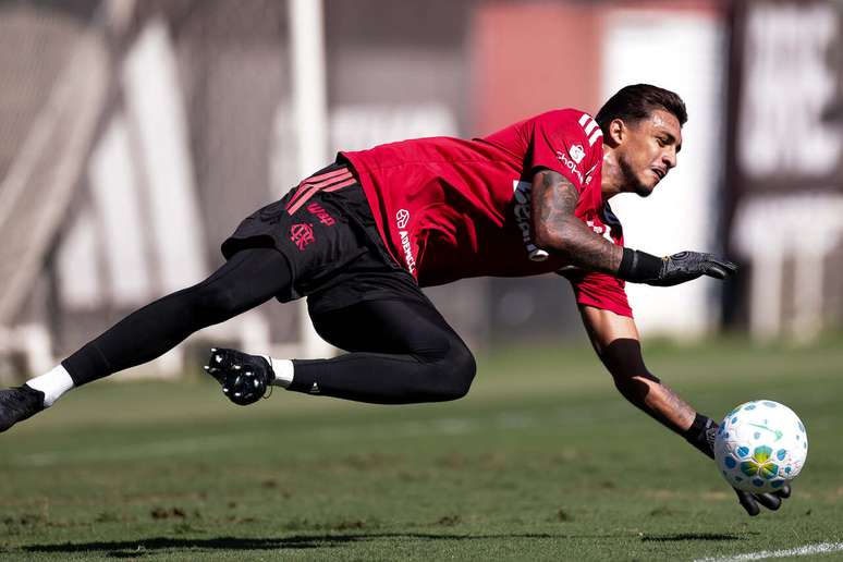 Dyogo Alves em a&ccedil;&atilde;o no treino dos profissionais do Flamengo desta segunda &ndash;