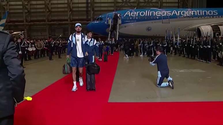 Jogadores da sele&ccedil;&atilde;o da Argentina desembarcam em Buenos Aires &ndash;