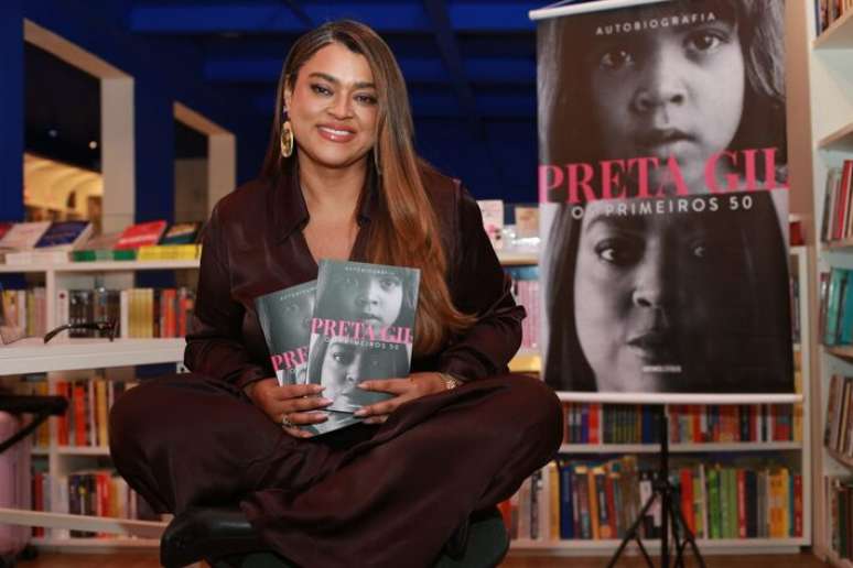 Em meio a tratamento conte o c&acirc;ncer, Preta Gil lan&ccedil;ou o livro 'Preta Gil - Os Primeiros 50'
