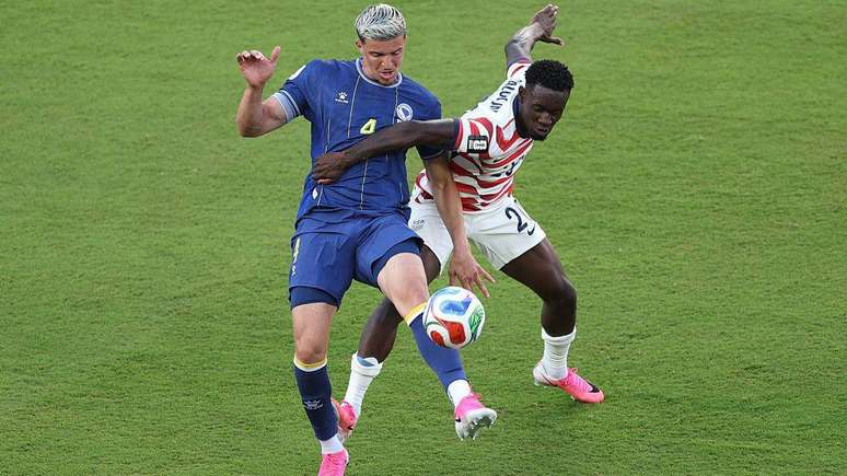 Folarin Balogun deveria ter sido suspenso contra a B&eacute;lgica ap&oacute;s o cart&atilde;o vermelho recebido contra a B&oacute;snia-Herzegovina.