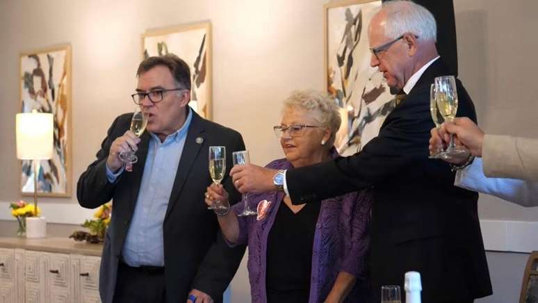 Anita LeBrun brindou &agrave; mudan&ccedil;a na lei ao lado do governador de Minnesota, Tim Walz (dir.), que j&aacute; concorreu ao cargo de vice-presidente pelo Partido Democrata
