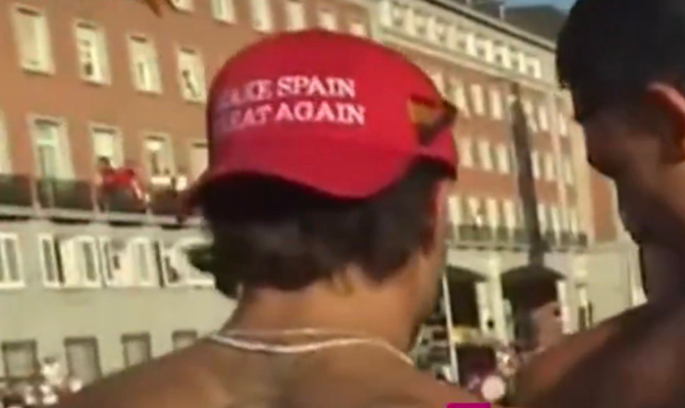 O atacante Ferran Torres, da Espanha, curtiu festa do t&iacute;tulo da Copa do Mundo com bon&eacute; que dizia 'Make Spain Great Again', lema que faz refer&ecirc;ncia a slogan de Donald Trump, presidente dos Estados Unidos