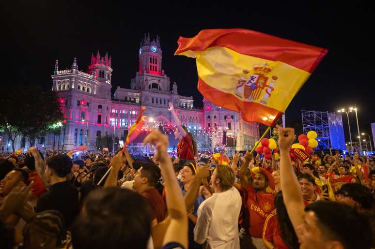 Torcedores espanh&oacute;is celebrando o t&iacute;tulo da Copa do Mundo 2026
