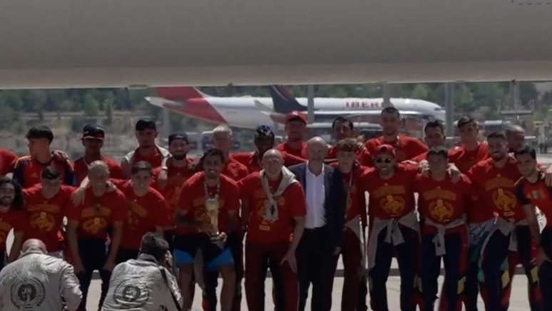 Sele&ccedil;&atilde;o da Espanha posa para foto com a ta&ccedil;a da Copa do Mundo ap&oacute;s desembarcar em Madri