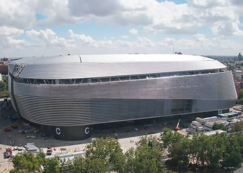 Fachada do Est&aacute;dio Santiago Bernab&eacute;u em Madri, na Espanha, ap&oacute;s reformula&ccedil;&atilde;o