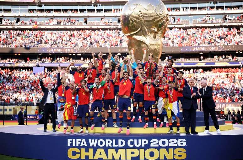 Espanha ergue o trof&eacute;u de campe&atilde;o da Copa do Mundo ao lado do presidente dos EUA, Donald Trump, e do presidente da FIFA, Gianni Infantino