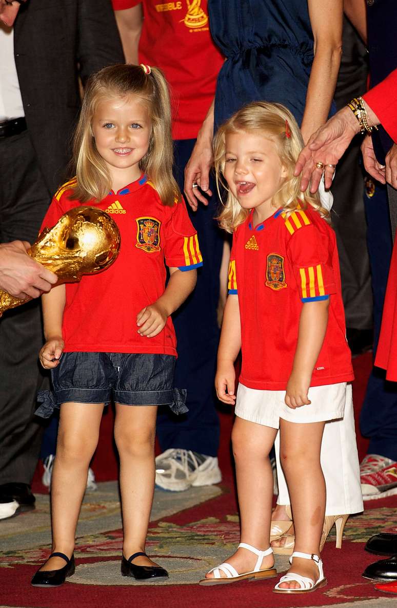 Princesa Leonor e infanta Sof&iacute;a com a ta&ccedil;a da Copa em 2010