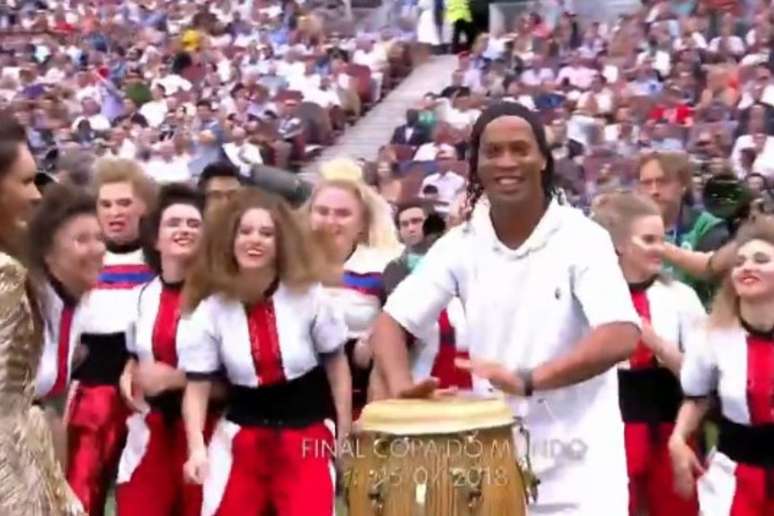 Ronaldinho Ga&uacute;cho toca atabaque na Copa da R&uacute;ssia