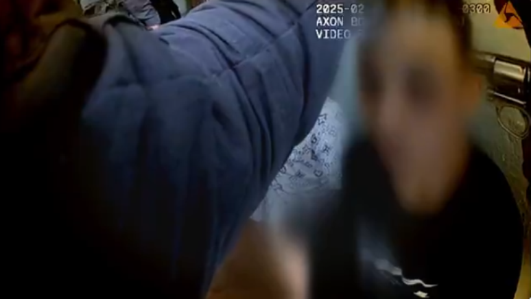 Policial coloca arma carregada com apenas uma bala e faz uma "roleta-russa" com cabe&ccedil;a de jovem na mira