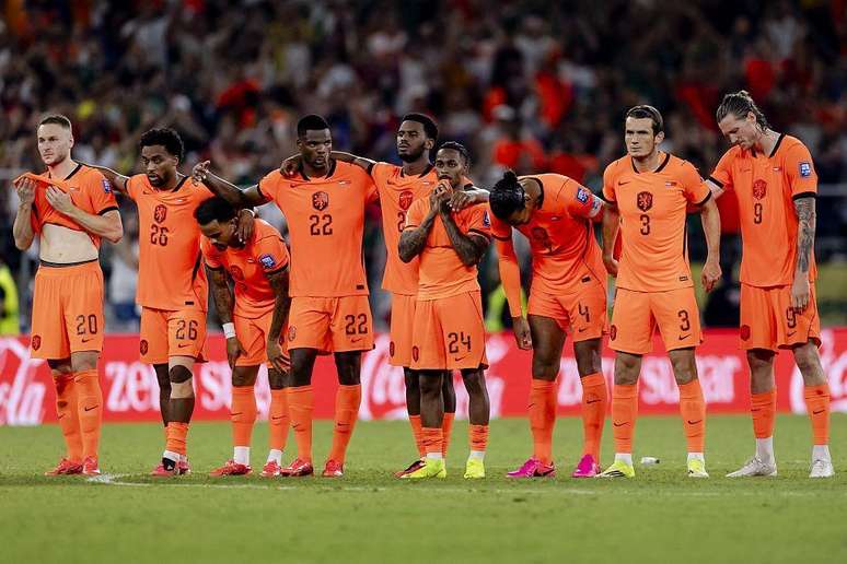 Os jogadores holandeses Justin Kluivert, Quinten Timber e Crysencio Summerville sofreram abusos racistas na internet, depois de perderem suas cobran&ccedil;as na decis&atilde;o por p&ecirc;naltis contra o Marrocos