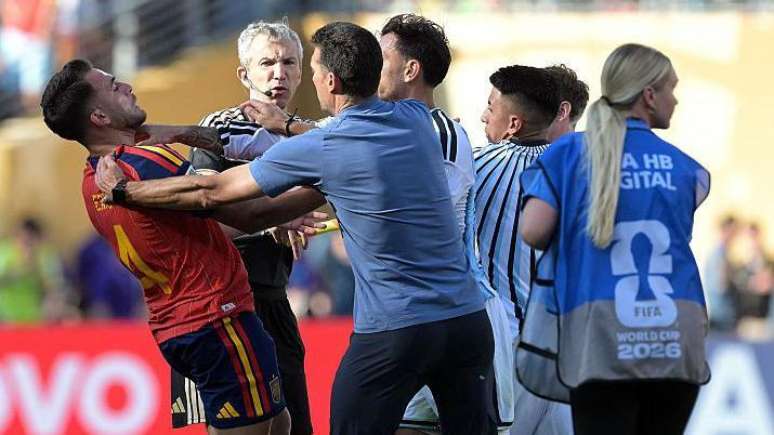 O argentino Leandro Paredes pareceu atingir o espanhol Eric Garc&iacute;a na garganta durante a confus&atilde;o ap&oacute;s a partida