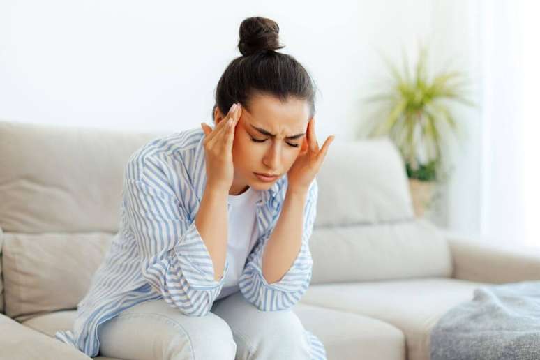Pensamentos negativos recorrentes podem distorcer a percep&ccedil;&atilde;o da realidade, refor&ccedil;ar o sofrimento emocional e dificultar o enfrentamento da ansiedade 
