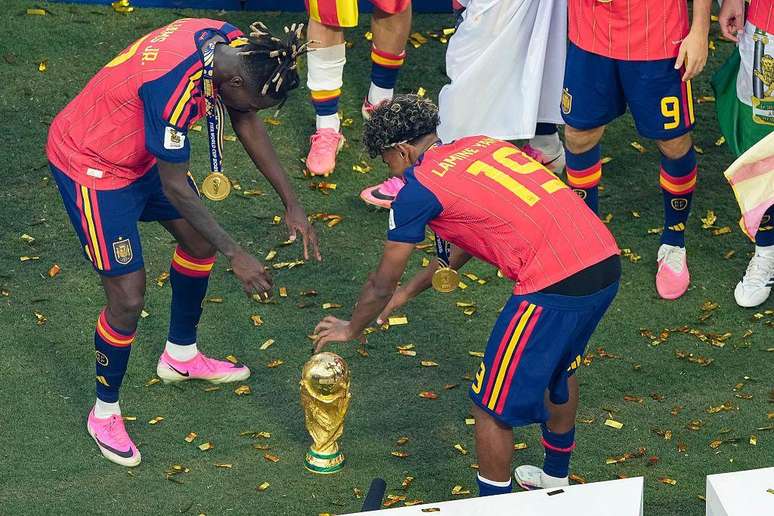 Nico Williams e Lamine Yamal comemorando o t&iacute;tulo da Copa do Mundo