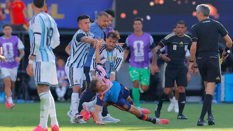 Gavi foi empurrado no rosto por Leandro Paredes enquanto era derrubado no ch&atilde;o