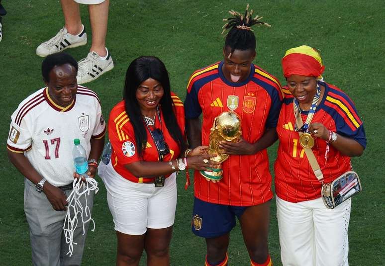 Em um momento emocionante, Nico Williams entregou a medalha de ouro da Copa do Mundo para a m&atilde;e, Maria