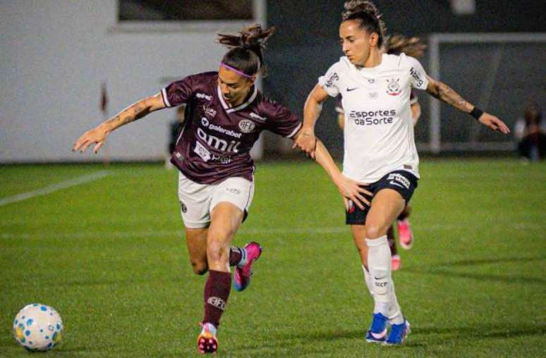 Jogadoras da Ferrovi&aacute;ria comemoram o gol da vit&oacute;ria &ndash;
