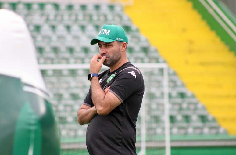T&eacute;cnico Rafael Lacerda vai apenas para seu quarto jogo no comando da Chapecoense &ndash;