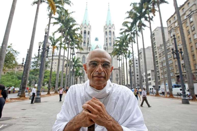 O ator Joao Signorelli se veste de Gandhi e anda pela Pra&ccedil;a da S&eacute; em S&atilde;o Paulo, para ver a rea&ccedil;&atilde;o das pessoas ao ver o lend&aacute;rio l&iacute;der religioso, em 2009.