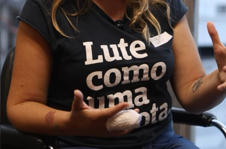 A professora Michelle Bernardes teve um dedo decepado ap&oacute;s um aluno com defici&ecirc;ncia que passava por uma crise de desregula&ccedil;&atilde;o chutar a porta da sala de aula