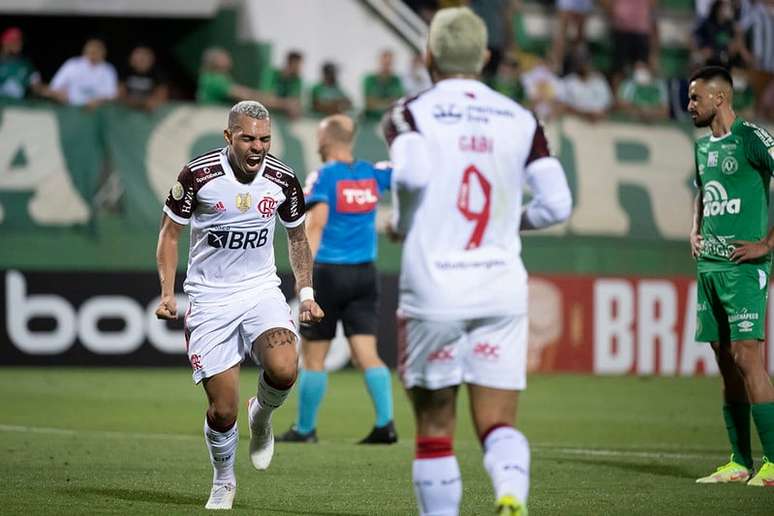 Matheuzinho comemora gol que abriu o placar no &uacute;ltimo Chapecoense x Flamengo &ndash;