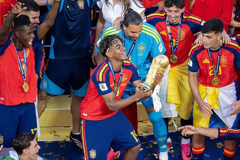 Lamine Yamal levantando a ta&ccedil;a