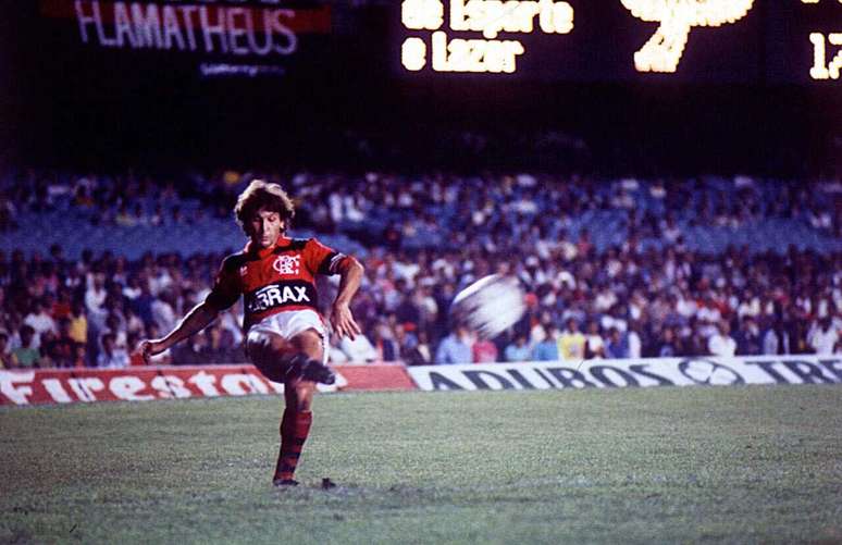 Zico em a&ccedil;&atilde;o pelo Flamengo &ndash;