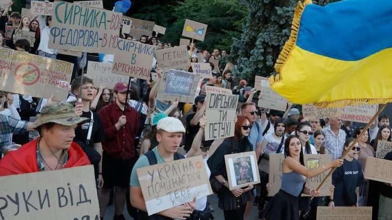 No s&aacute;bado, manifestantes exibiram cartazes com dizeres como 'Fedorov &eacute; o ministro da Defesa' e 'N&atilde;o mexam em time que est&aacute; ganhando'