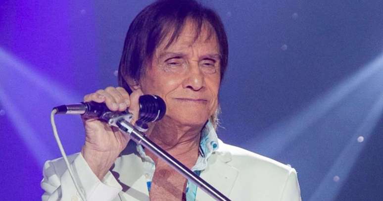 Cantor Roberto Carlos, de 85 anos, passar&aacute; por cirurgia para retirada da ves&iacute;cula.