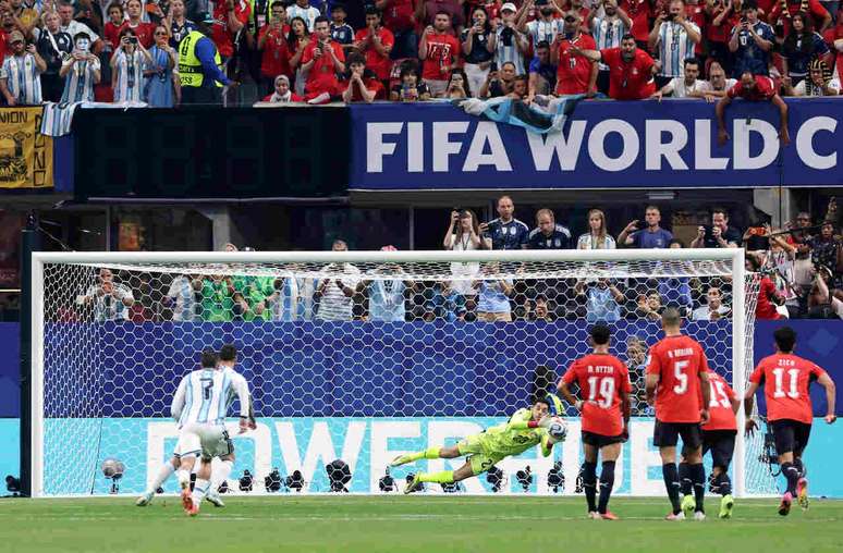 Mostafa Shobeir pega p&ecirc;nalti de Messi e entra para a hist&oacute;ria &ndash;