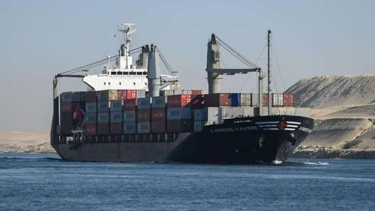 Dezenas de navios cruzam o estreito todos os dias, carregando milhares de toneladas de carga