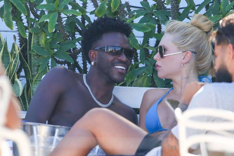 Vini Jr. e Virginia curtem praia no Rio de Janeiro em clima de romance