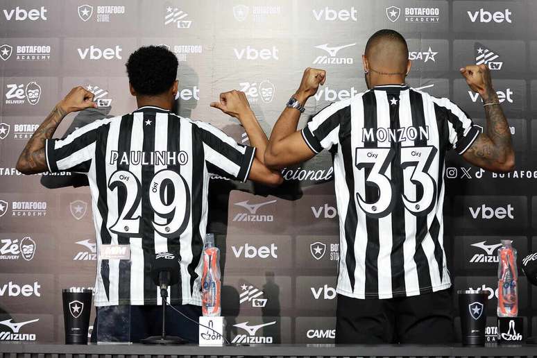 Monz&oacute;n ao lado de Paulinho durante apresenta&ccedil;&atilde;o ao Botafogo &ndash;