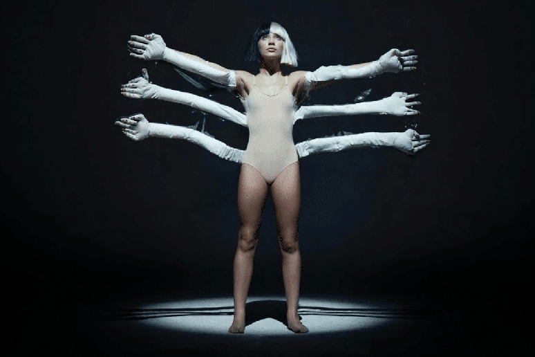 Em &ldquo;Sia: Nostalgic For The Present&rdquo;, a cantora transforma seus sucessos em um espet&aacute;culo visual com performances e coreografias 