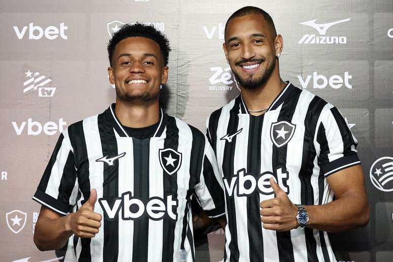 Paulinho ao lado de Lucas Monz&oacute;n, durante apresenta&ccedil;&atilde;o ao Botafogo &ndash;