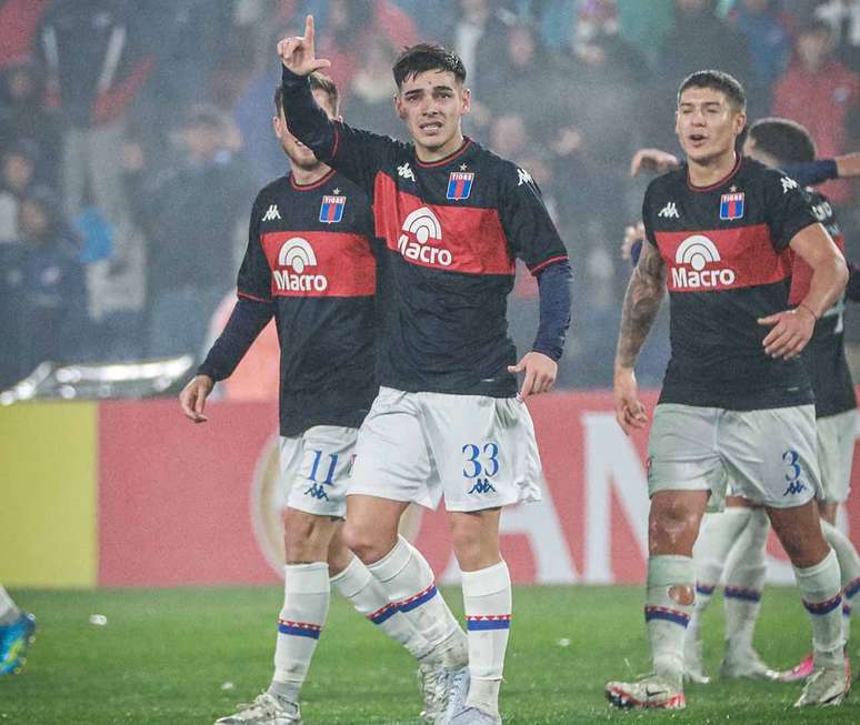 Elias Cabrera celebra o terceiro gol do Tigres &ndash;