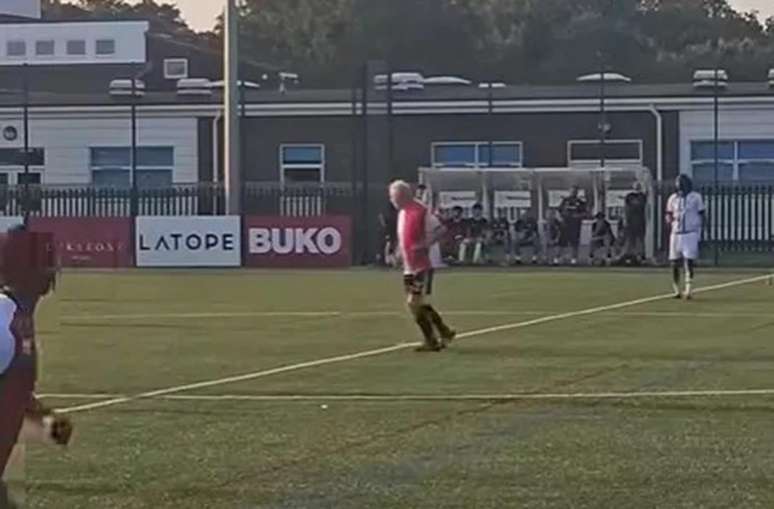 Comentarista Martin Tyler deu o pontap&eacute; inicial do amistoso entre Woking e Corinthian Casuals &ndash;
