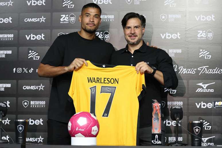 Warleson &eacute; apresentado ao Botafogo &ndash;