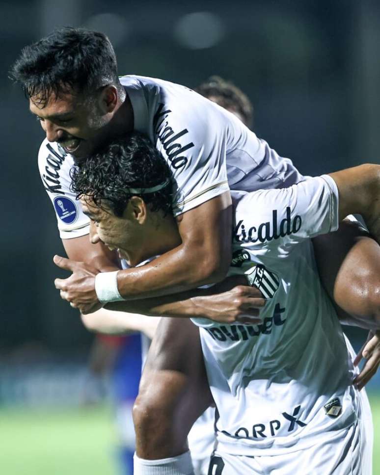 Gabriel Menino e Gabriel Bontempo comemoram gol do Santos sobre o UCV, na Copa Sul-Americano.