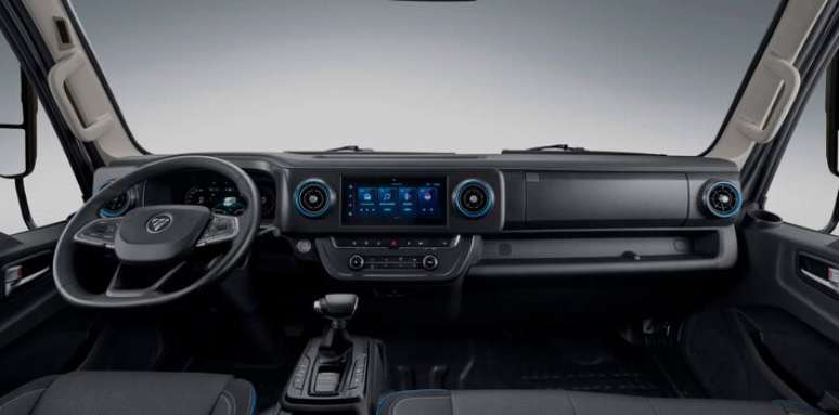 Foton Aumark S 315 tem acabamento interno caprichado e detalhes em azul.