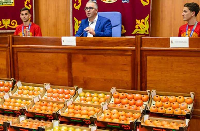 Os espanh&oacute;is Gavi e Fabi&aacute;n Ruiz foram homenageados na prefeitura de Los Palacios y Villafranca&nbsp; &ndash;