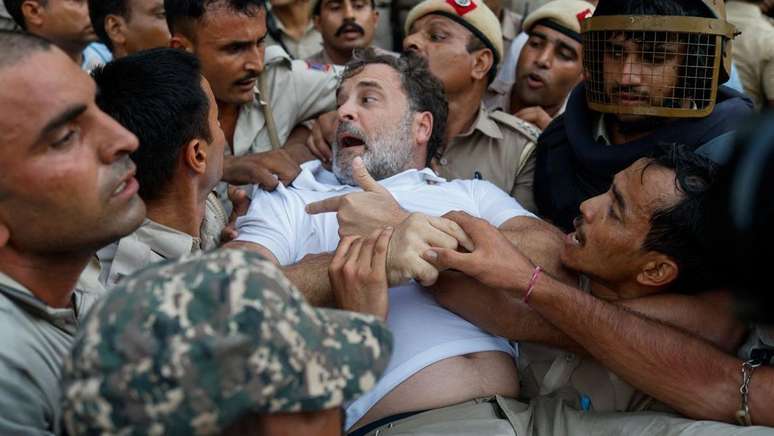 A pol&iacute;cia arrastou o l&iacute;der do INC, Rahul Gandhi, e o colocou em um &ocirc;nibus depois que ele protestou em frente &agrave; casa de Modi.