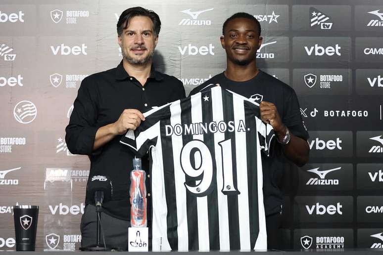 Domingos Andrade durante apresenta&ccedil;&atilde;o ao Botafogo &ndash;