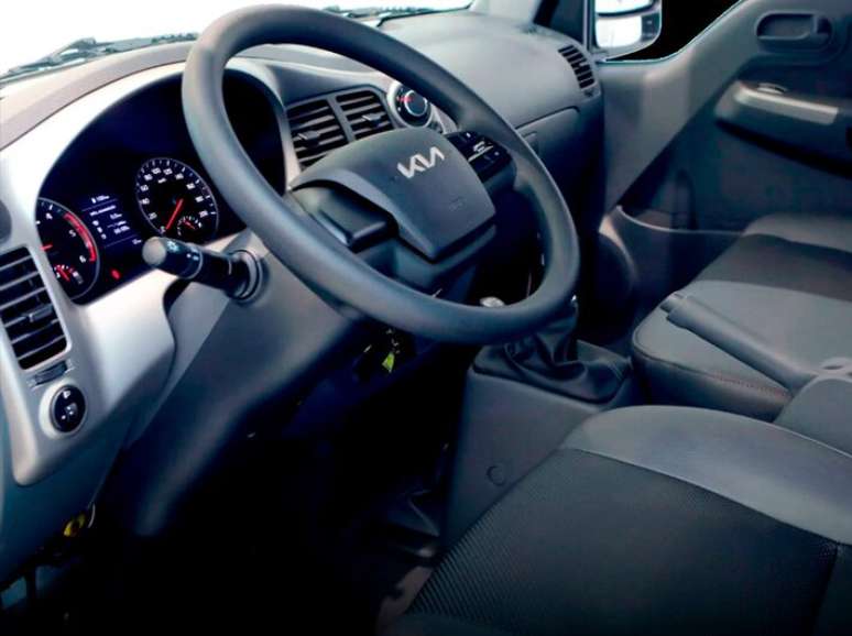 Kia Bongo 4x4 tem alavanca de sele&ccedil;&atilde;o da tra&ccedil;&atilde;o integral ao lado do c&acirc;mbio como diferencial.