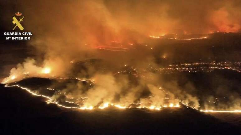 Esta captura de tela, extra&iacute;da de um v&iacute;deo a&eacute;reo divulgado em 18 de julho de 2026 pela Guarda Civil, mostra um inc&ecirc;ndio florestal na regi&atilde;o de Cinco Villas, no nordeste da Espanha.