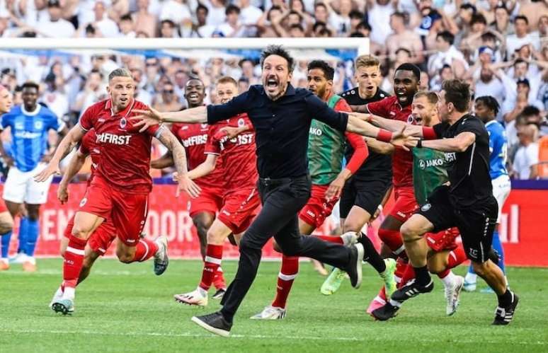 Mark van Bommel comemora com os jogadores do Royal Antwerp.