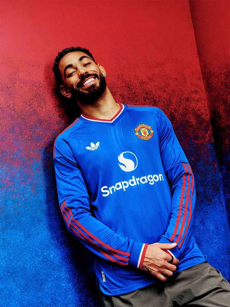 Brasileiro Matheus Cunha posa com a nova camisa do United &ndash;